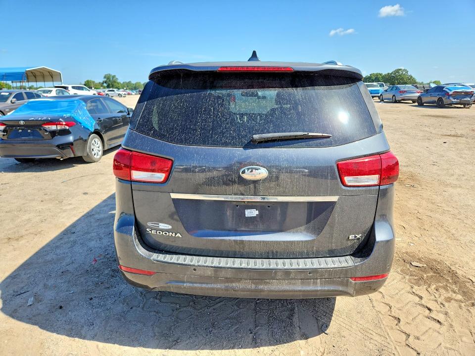 61171336 :رقم المزاد ، KNDMC5C12H6334324 vin ، 2017 Kia Sedona مزاد بيع