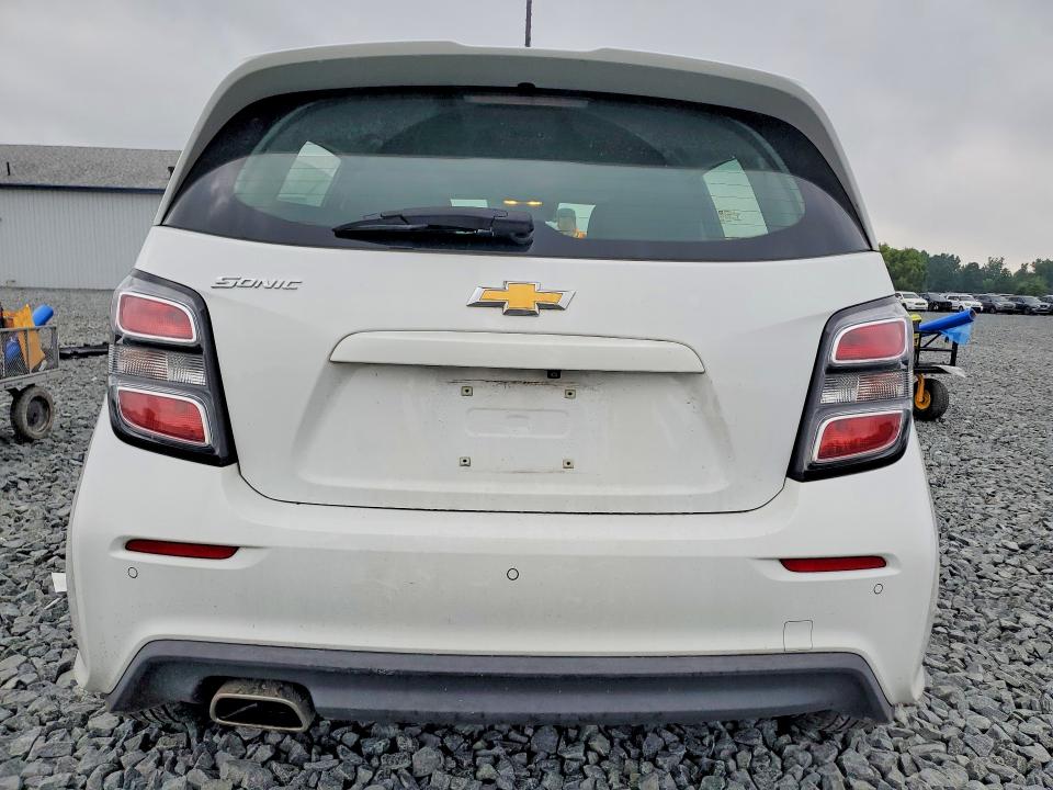61930526 :رقم المزاد ، 1G1JG6SB0L4124244 vin ، 2020 Chevrolet Sonic مزاد بيع