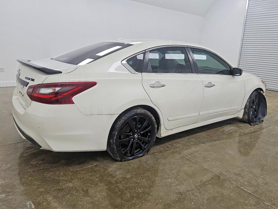 Продаж на аукціоні авто 2018 Nissan Altima, vin: 1N4AL3AP6JC223917, номер лоту: 61002326