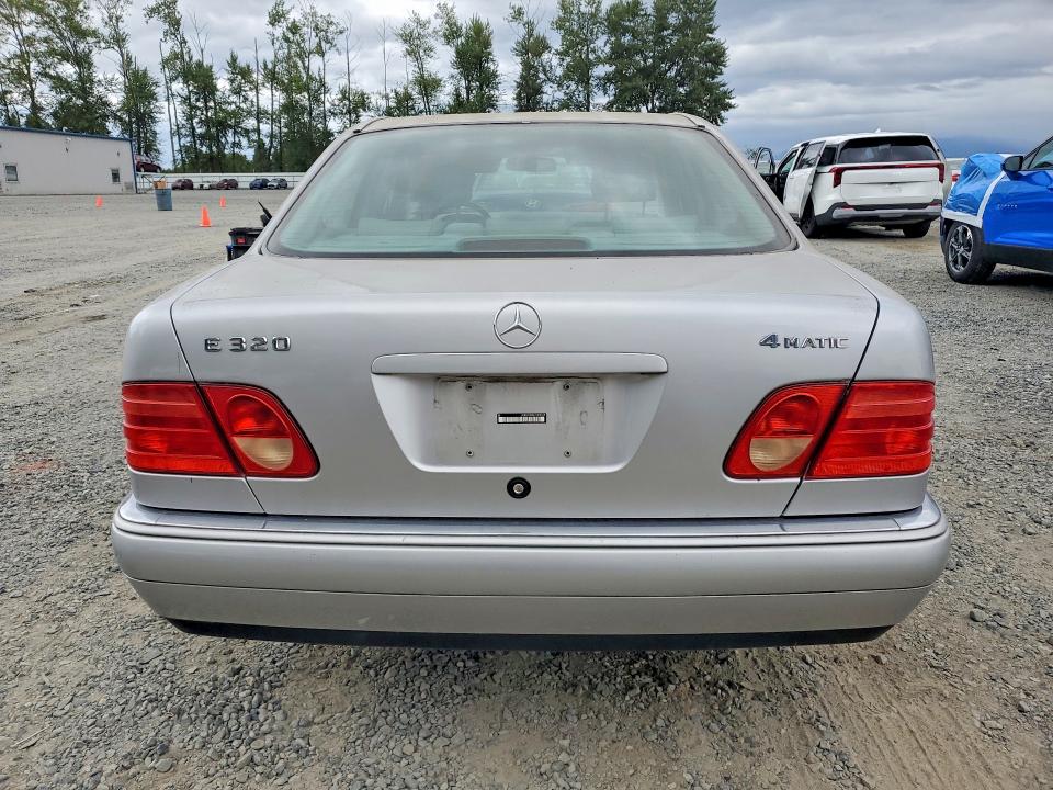 63040206 :رقم المزاد ، WDBJF82H4XX018540 vin ، 1999 Mercedes-benz E مزاد بيع
