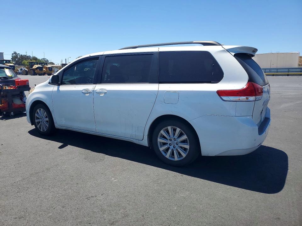 60786666 :رقم المزاد ، 5TDYK3DC3BS030404 vin ، 2011 Toyota Sienna مزاد بيع