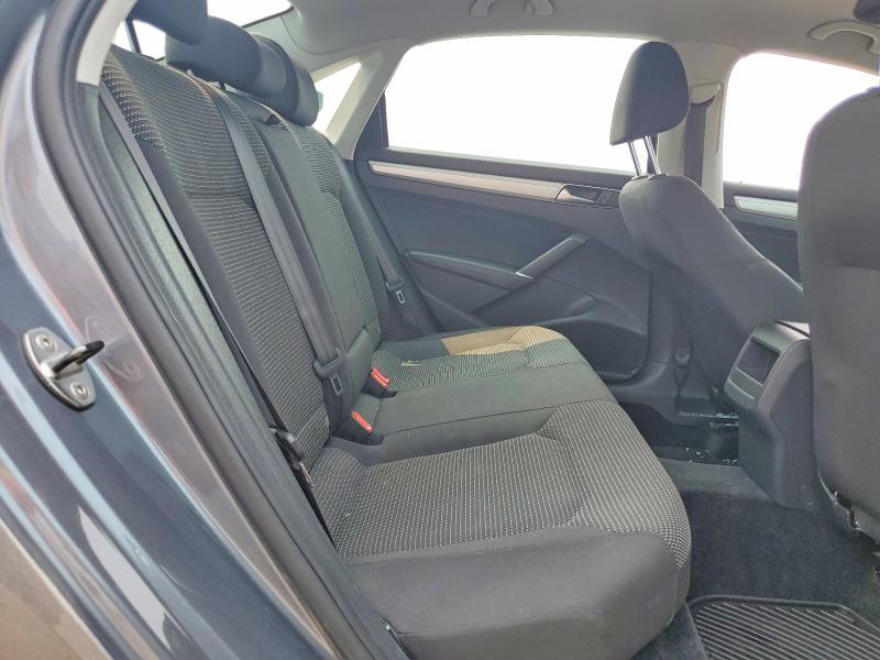 61398066 :رقم المزاد ، 1VWAT7A36HC032147 vin ، 2017 Volkswagen Passat مزاد بيع