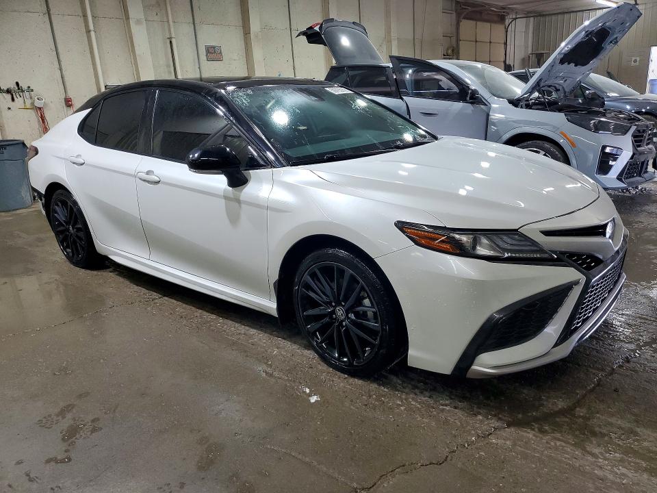 59796756 :رقم المزاد ، 4T1K61AK2NU018525 vin ، 2022 Toyota Camry مزاد بيع