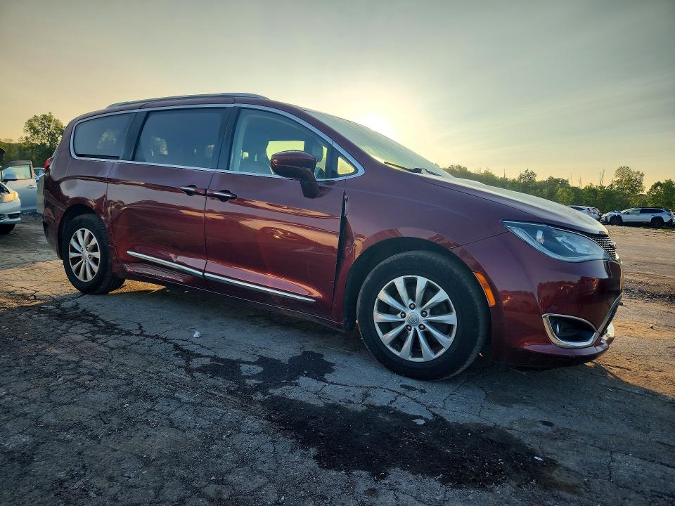 62140256 :رقم المزاد ، 2C4RC1BG8KR721240 vin ، 2019 Chrysler Pacifica مزاد بيع