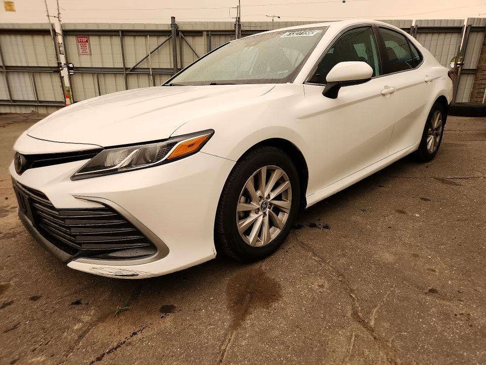 61327156 :رقم المزاد ، 4T1C11AK4MU592562 vin ، 2021 Toyota Camry مزاد بيع