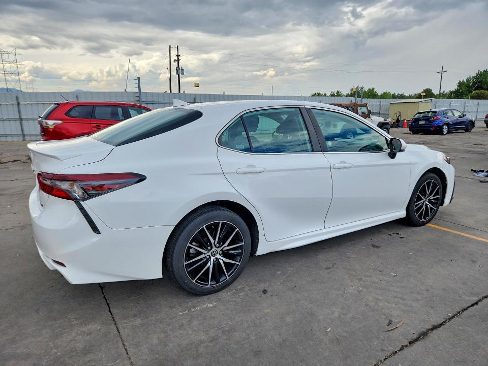 Продаж на аукціоні авто 2021 Toyota Camry, vin: 4T1G11AK0MU555865, номер лоту: 61923956