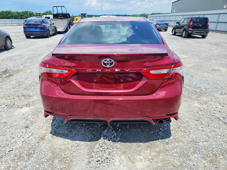 59770716 :رقم المزاد ، 4T1B11HK4JU552107 vin ، 2018 Toyota Camry مزاد بيع