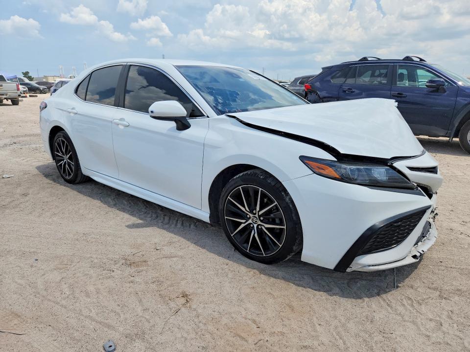 59982836 :رقم المزاد ، 4T1G11AK2MU413095 vin ، 2021 Toyota Camry مزاد بيع