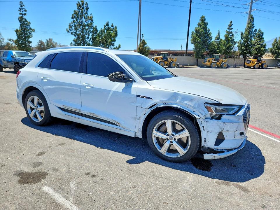 Продажа на аукционе авто 2019 Audi E-tron, vin: WA1LAAGE6KB005397, номер лота: 60200466