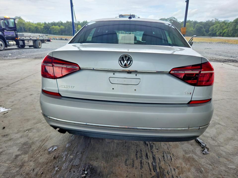 62651856 :رقم المزاد ، 1VWAT7A38HC072701 vin ، 2017 Volkswagen Passat مزاد بيع