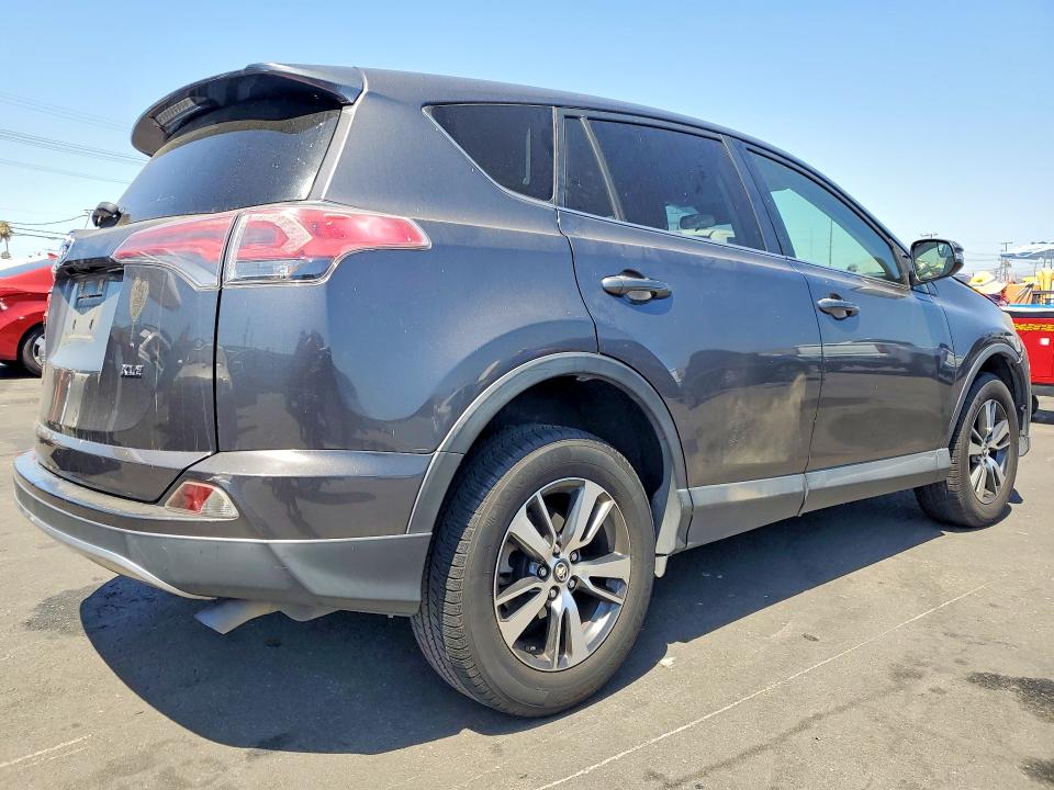 61689976 :رقم المزاد ، JTMWFREV0JJ725031 vin ، 2018 Toyota Rav4 مزاد بيع