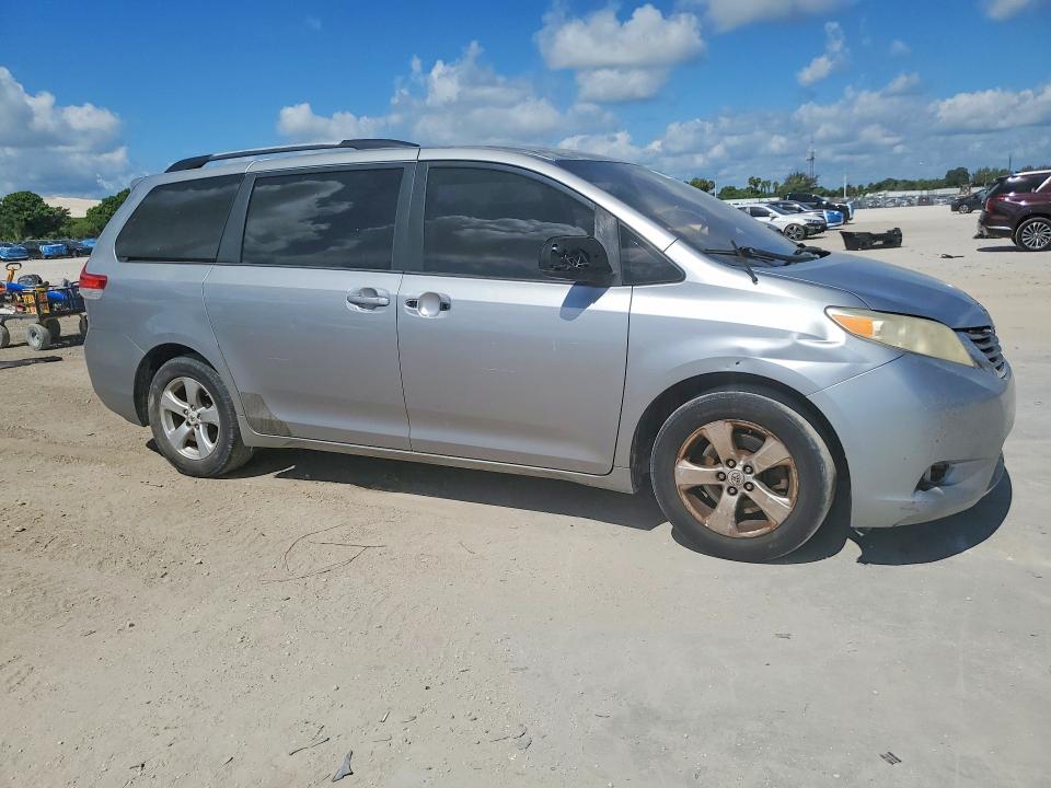 2011 Toyota Sienna მანქანა იყიდება აუქციონზე, vin: 5TDKK3DC3BS005086, აუქციონის ნომერი: 62539886