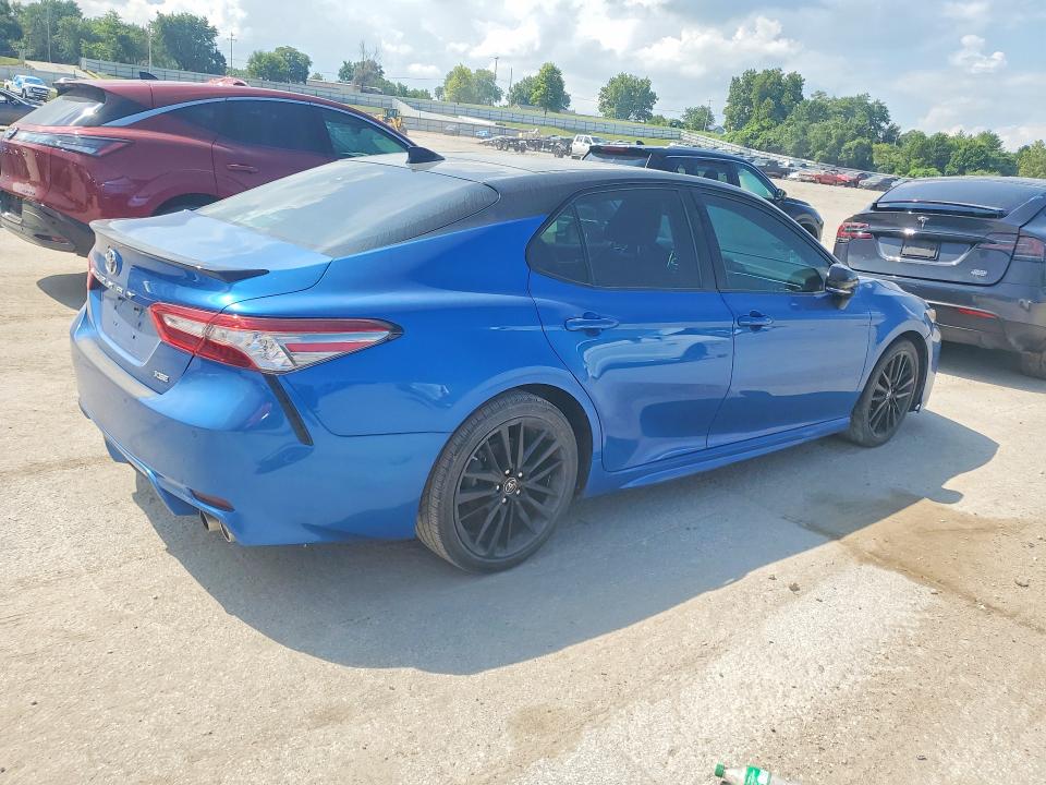61417696 :رقم المزاد ، 4T1BZ1HKXJU006680 vin ، 2018 Toyota Camry مزاد بيع