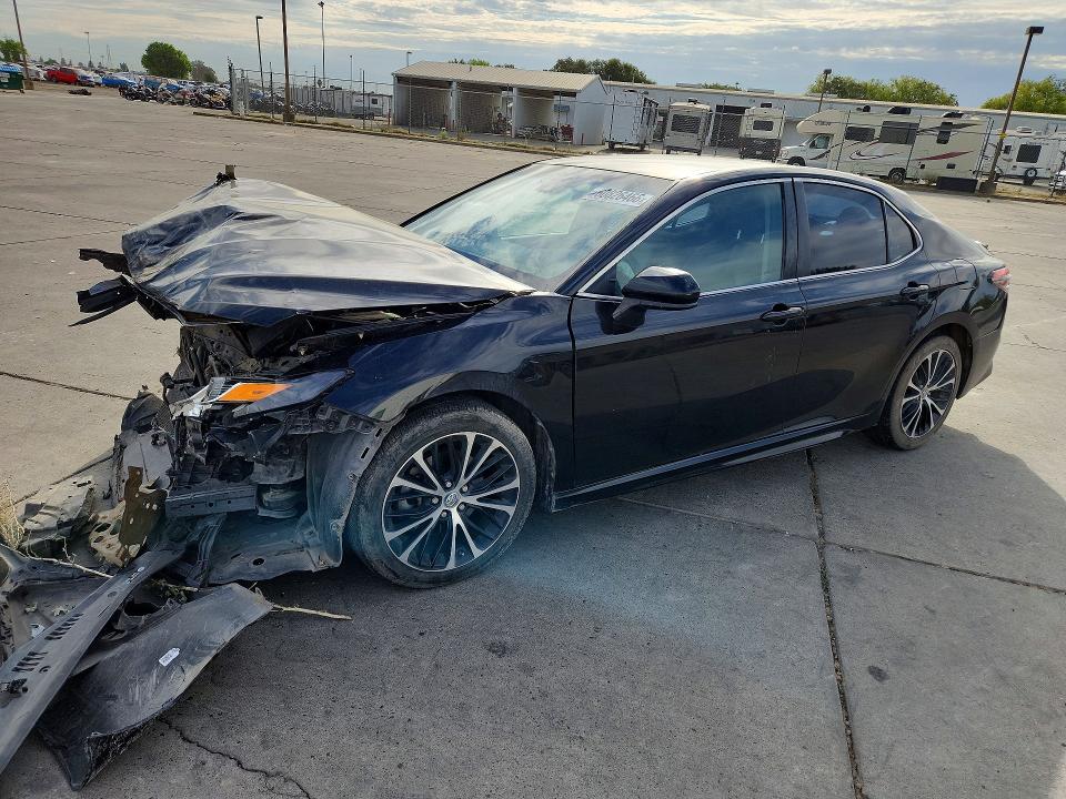 60826466 :رقم المزاد ، 4T1B11HK4JU083939 vin ، 2018 Toyota Camry مزاد بيع