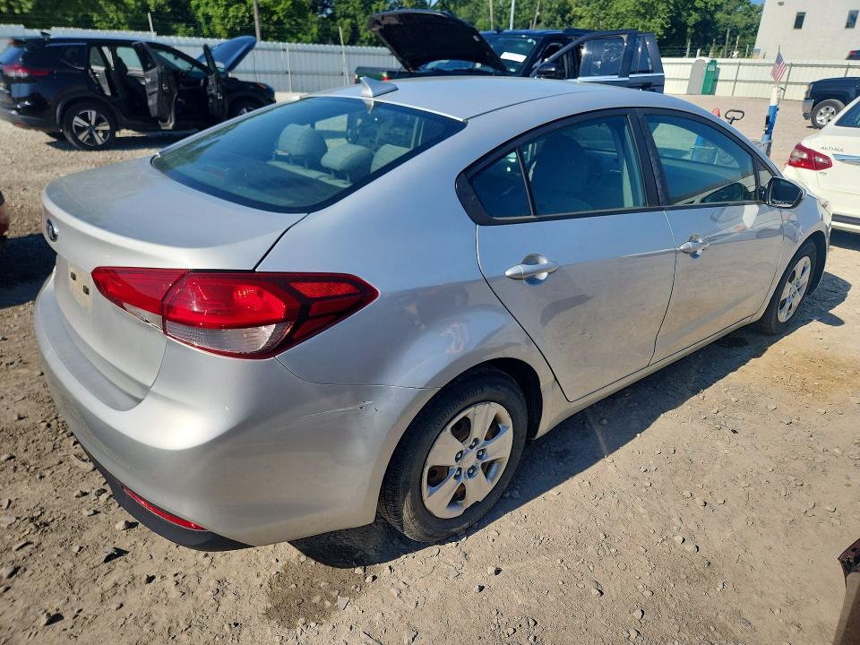 62400906 :رقم المزاد ، 3KPFL4A77JE263275 vin ، 2018 Kia Forte مزاد بيع