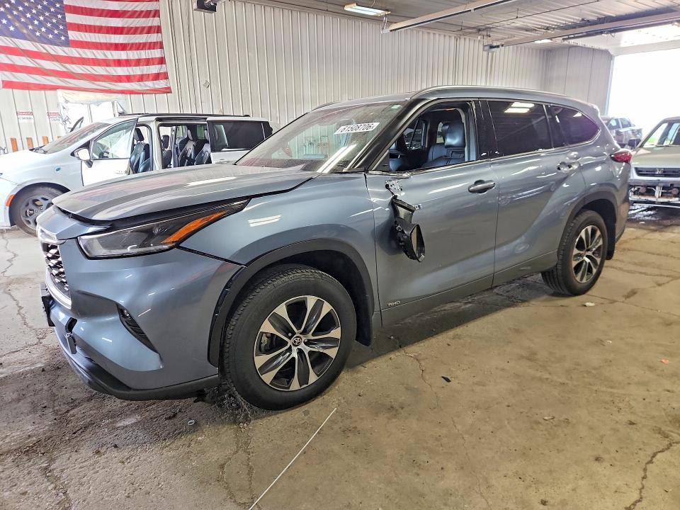61508706 :رقم المزاد ، 5TDGBRCH4MS066049 vin ، 2021 Toyota Highlander مزاد بيع