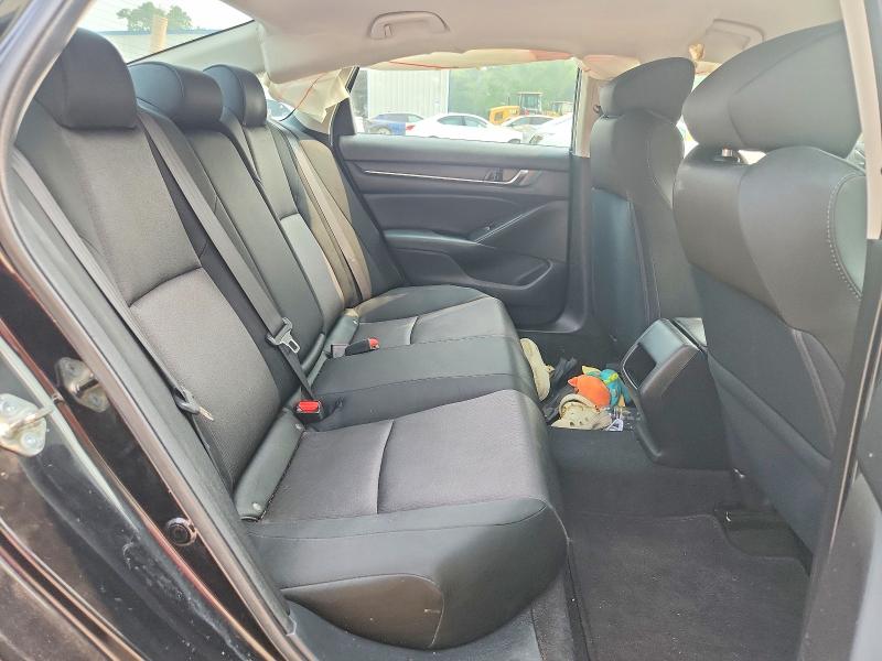 61837476 :رقم المزاد ، 1HGCV1F15JA266406 vin ، 2018 Honda Accord مزاد بيع