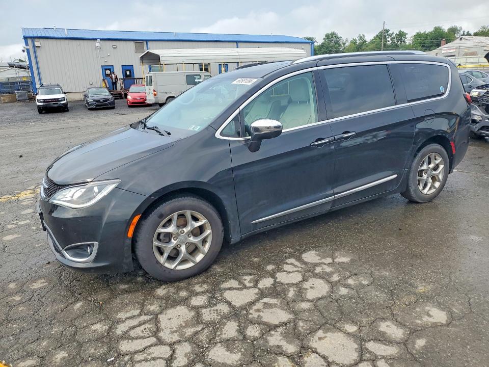 60581896 :رقم المزاد ، 2C4RC1GG2JR330768 vin ، 2018 Chrysler Pacifica مزاد بيع