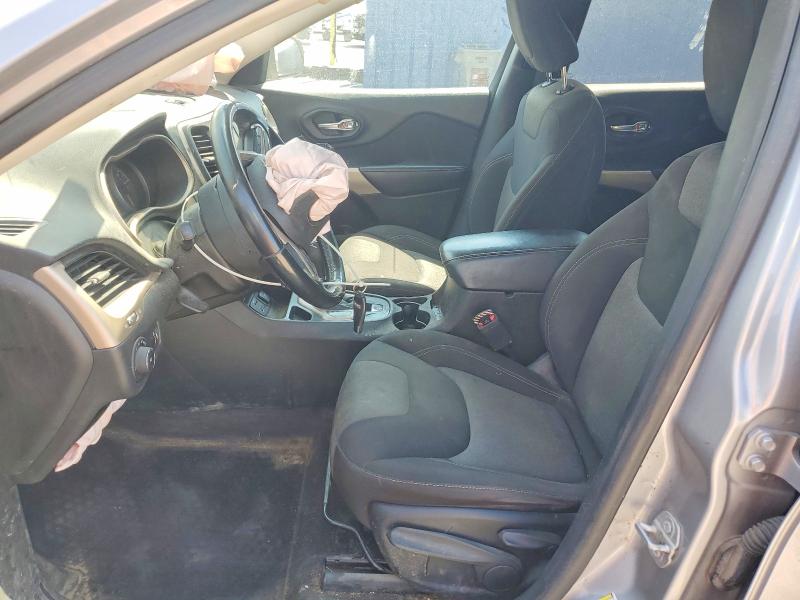 61044976 :رقم المزاد ، 1C4PJLCB8JD605372 vin ، 2018 Jeep Cherokee مزاد بيع