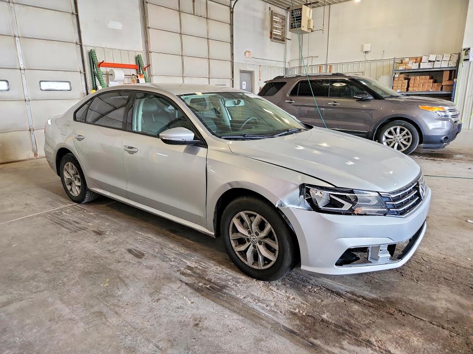 62102716 :رقم المزاد ، 1VWAA7A36JC013223 vin ، 2018 Volkswagen Passat مزاد بيع