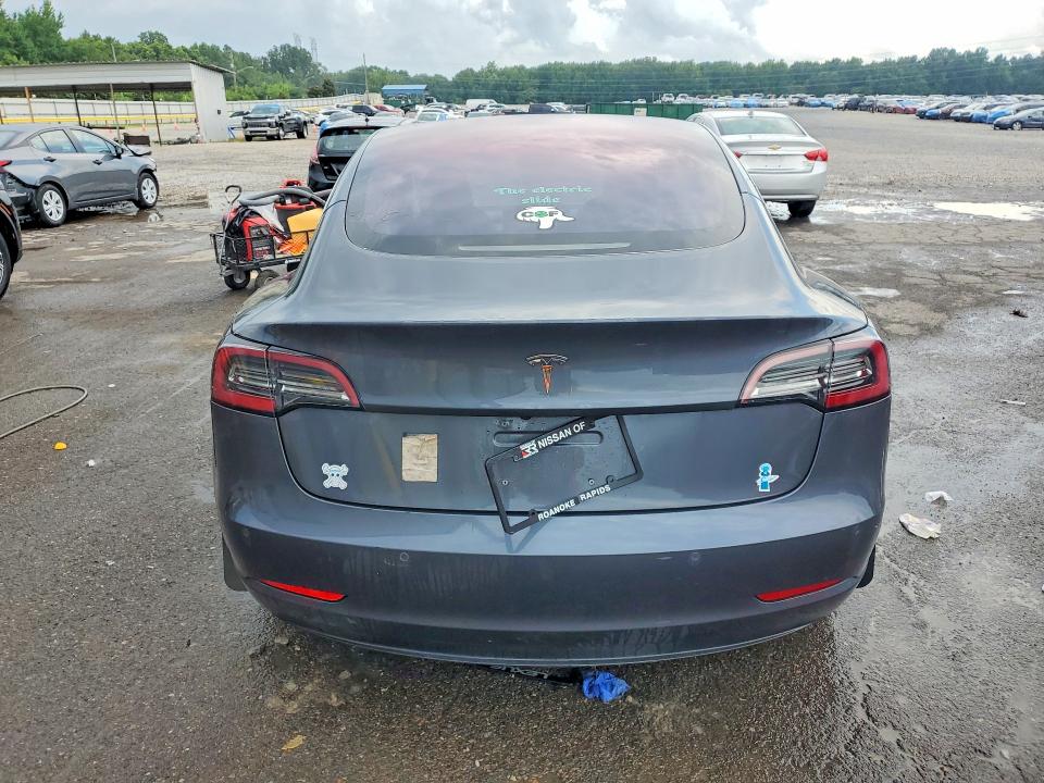 60875026 :رقم المزاد ، 5YJ3E1EA4JF032023 vin ، 2018 Tesla Model 3 مزاد بيع