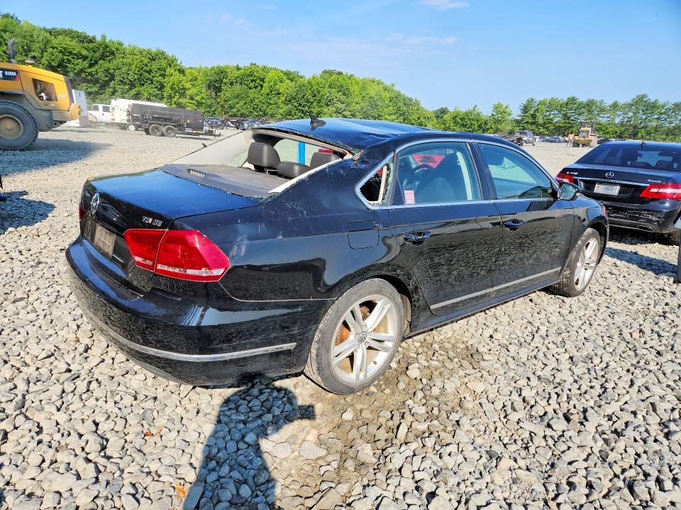 60677136 :رقم المزاد ، 1VWBT7A38FC003184 vin ، 2015 Volkswagen Passat مزاد بيع