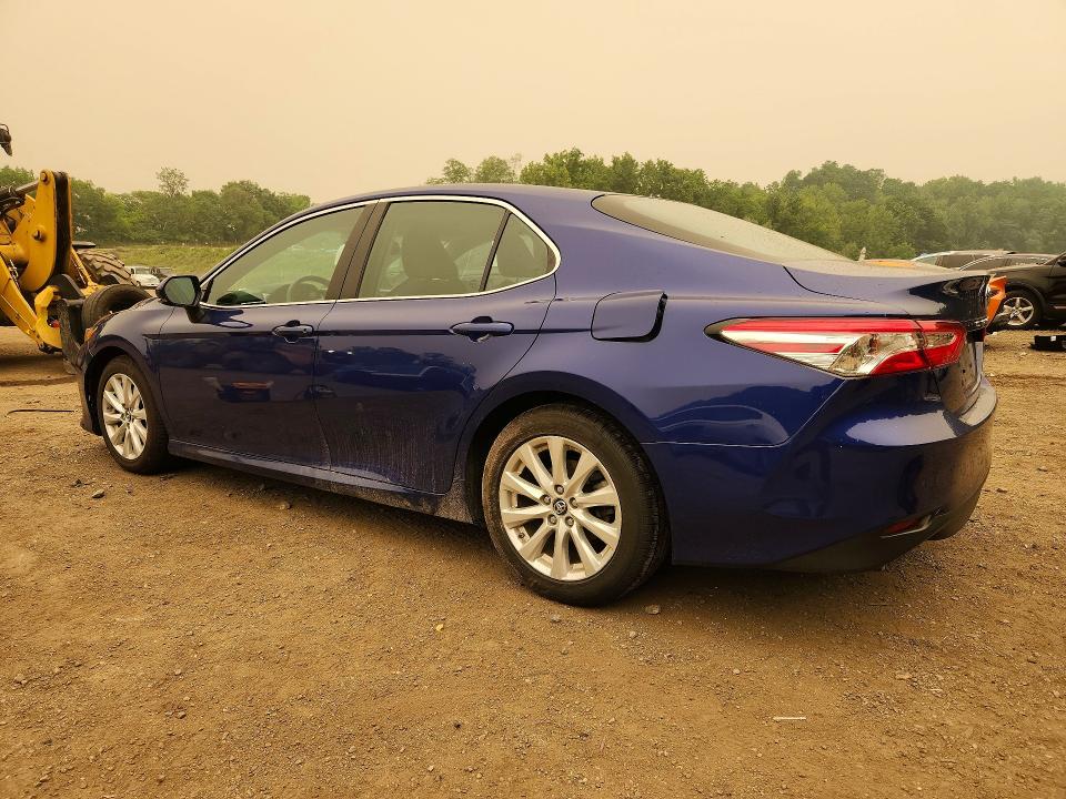 61311476 :رقم المزاد ، 4T1B11HK2JU528520 vin ، 2018 Toyota Camry مزاد بيع