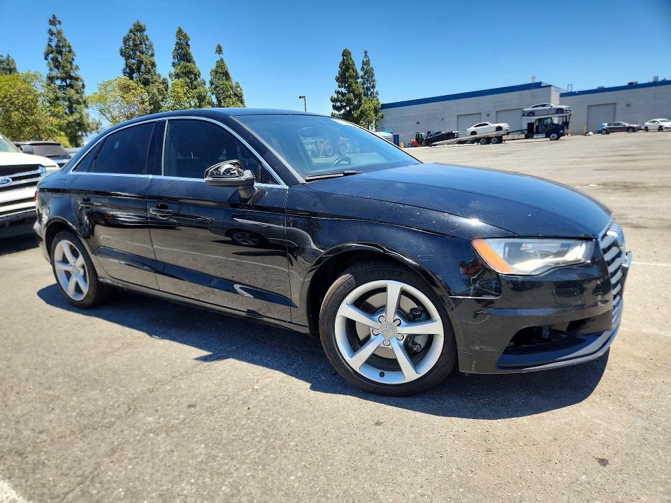 60144086 :رقم المزاد ، WAUACGFF3F1014667 vin ، 2015 Audi A3 مزاد بيع