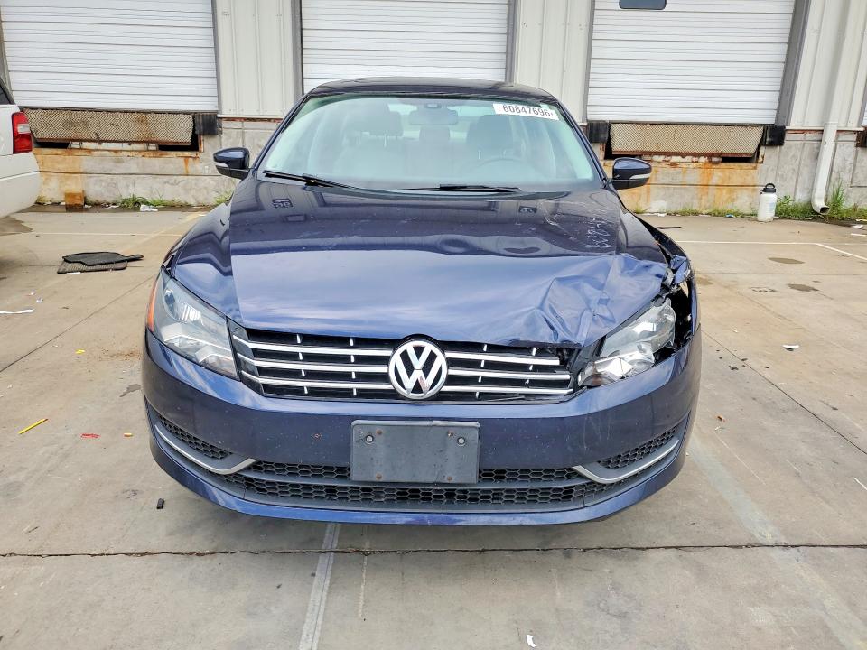 60847696 :رقم المزاد ، 1VWBV7A3XFC051327 vin ، 2015 Volkswagen Passat مزاد بيع