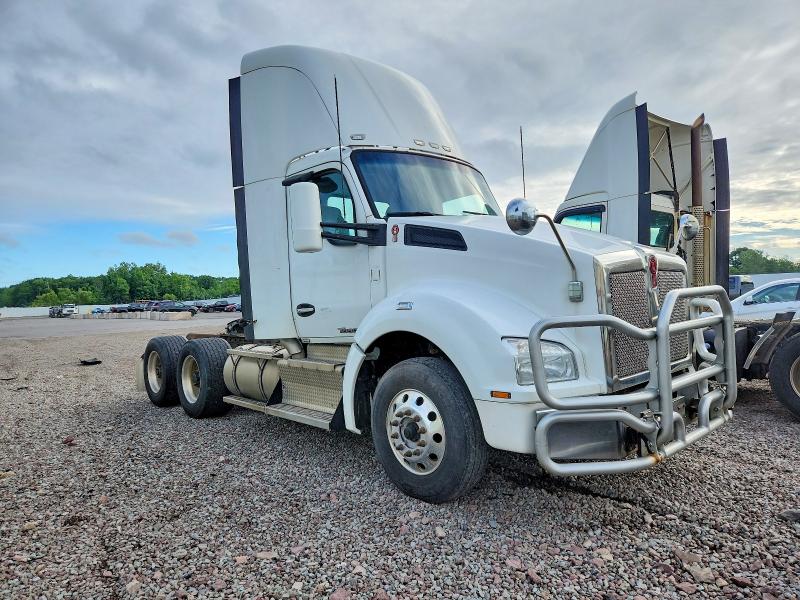 59852616 :رقم المزاد ، 1XKZD49X8FJ423211 vin ، 2015 Kenworth T880 مزاد بيع