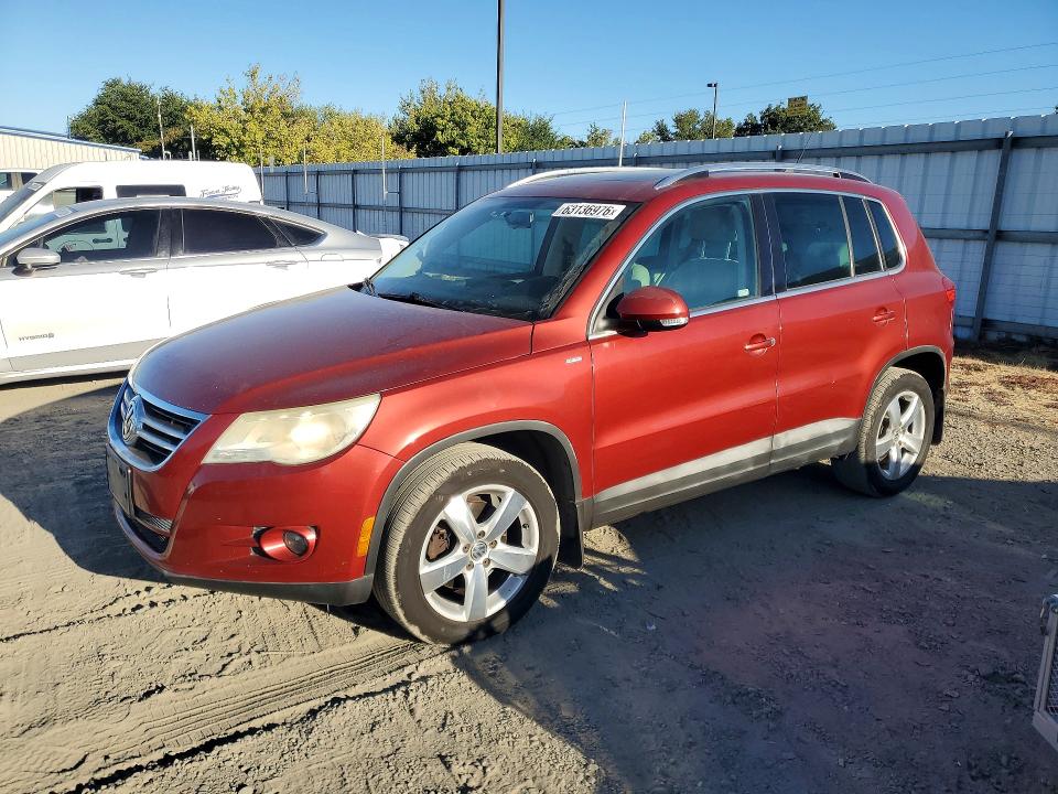 2010 Volkswagen Tiguan მანქანა იყიდება აუქციონზე, vin: WVGAV7AX4AW002306, აუქციონის ნომერი: 63136976
