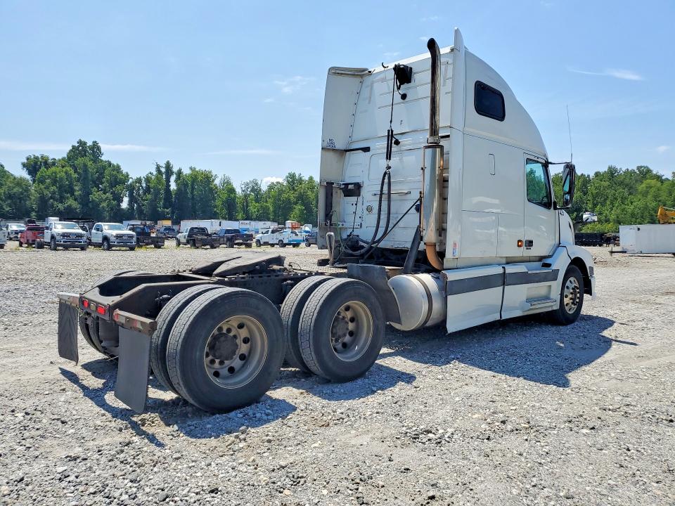 63681456 :رقم المزاد ، 4V4NC9GH35N374503 vin ، 2005 Volvo Vn مزاد بيع