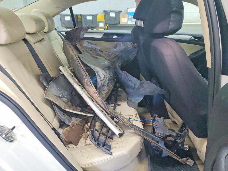 61103926 :رقم المزاد ، 3VWDP7AJ2DM353918 vin ، 2013 Volkswagen Jetta مزاد بيع
