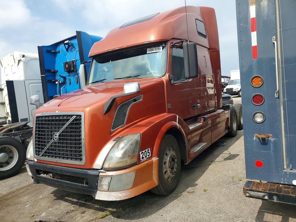 60667616 :رقم المزاد ، 4V4NC9EG9DN560328 vin ، 2013 Volvo Vnl مزاد بيع