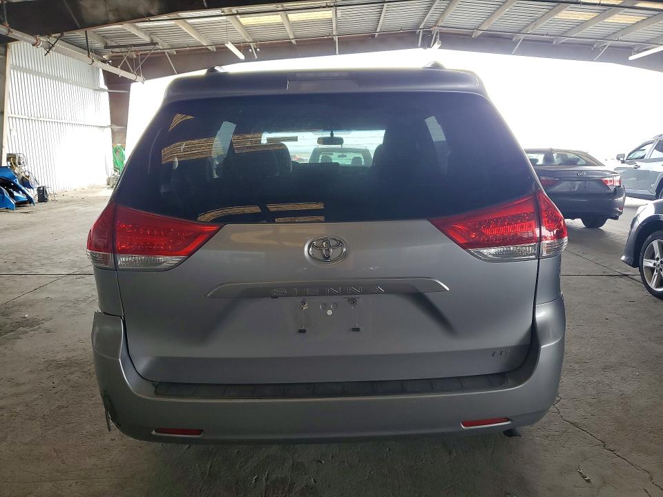 59686796 :رقم المزاد ، 5TDKK3DC6DS381798 vin ، 2013 Toyota Sienna مزاد بيع