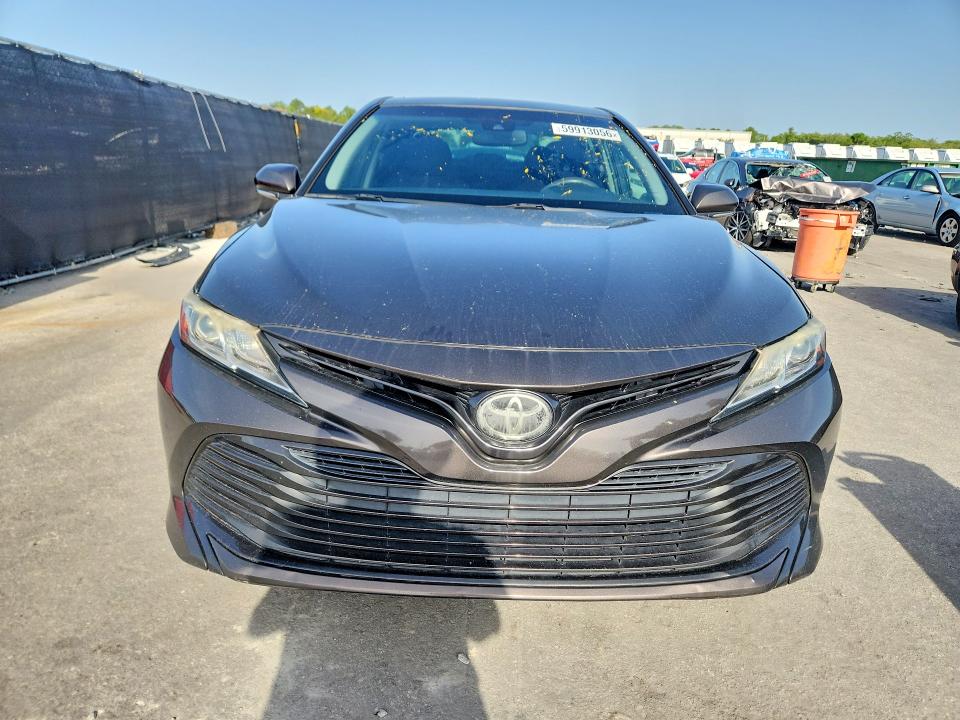 2018 Toyota Camry მანქანა იყიდება აუქციონზე, vin: 4T1B11HK4JU045627, აუქციონის ნომერი: 59913056