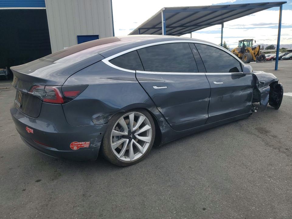 61368246 :رقم المزاد ، 5YJ3E1EA2JF009548 vin ، 2018 Tesla Model 3 مزاد بيع