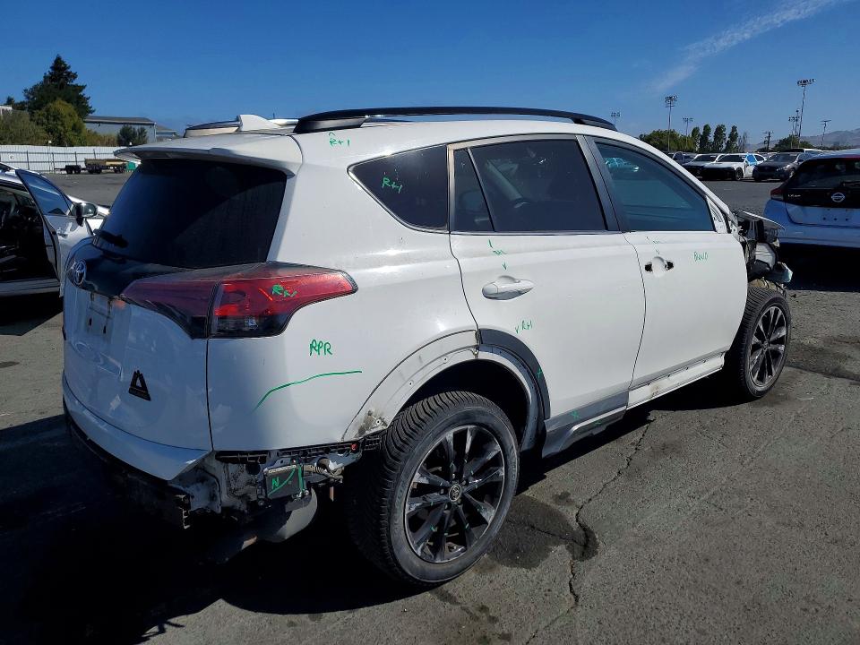 61606006 :رقم المزاد ، 2T3RFREV3JW697420 vin ، 2018 Toyota Rav4 مزاد بيع