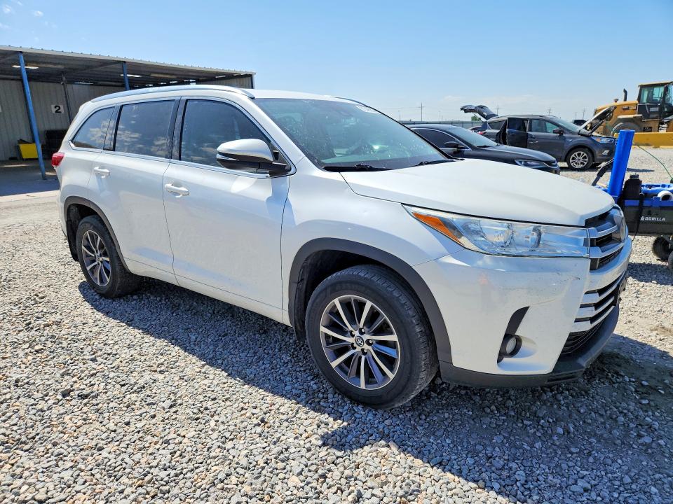 2018 Toyota Highlander მანქანა იყიდება აუქციონზე, vin: 5TDJZRFH6JS909418, აუქციონის ნომერი: 61345856