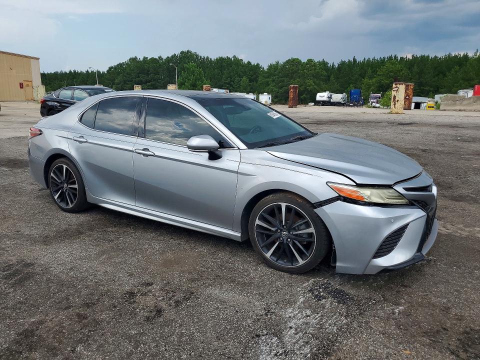 61548066 :رقم المزاد ، 4T1B61HK2JU136400 vin ، 2018 Toyota Camry مزاد بيع