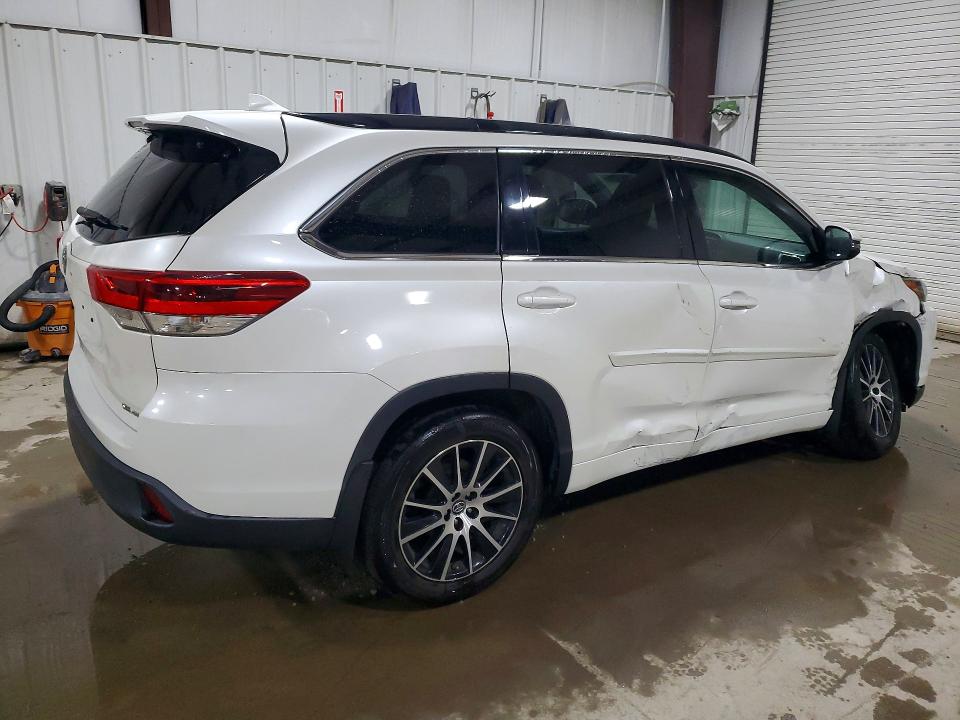 Продажа на аукционе авто 2018 Toyota Highlander, vin: 5TDJZRFH0JS802882, номер лота: 62637306
