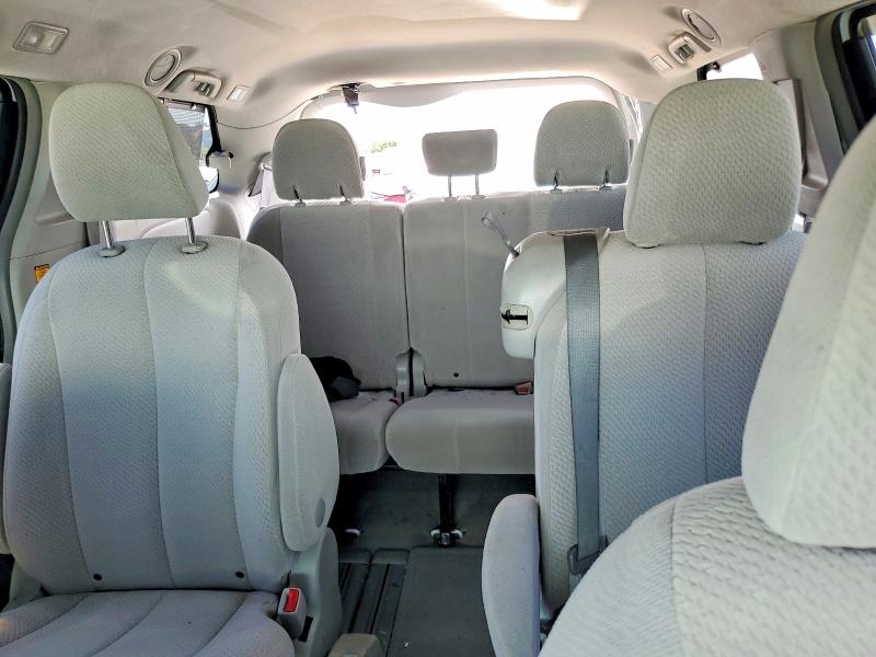 62074296 :رقم المزاد ، 5TDKK3DC6CS272935 vin ، 2012 Toyota Sienna مزاد بيع