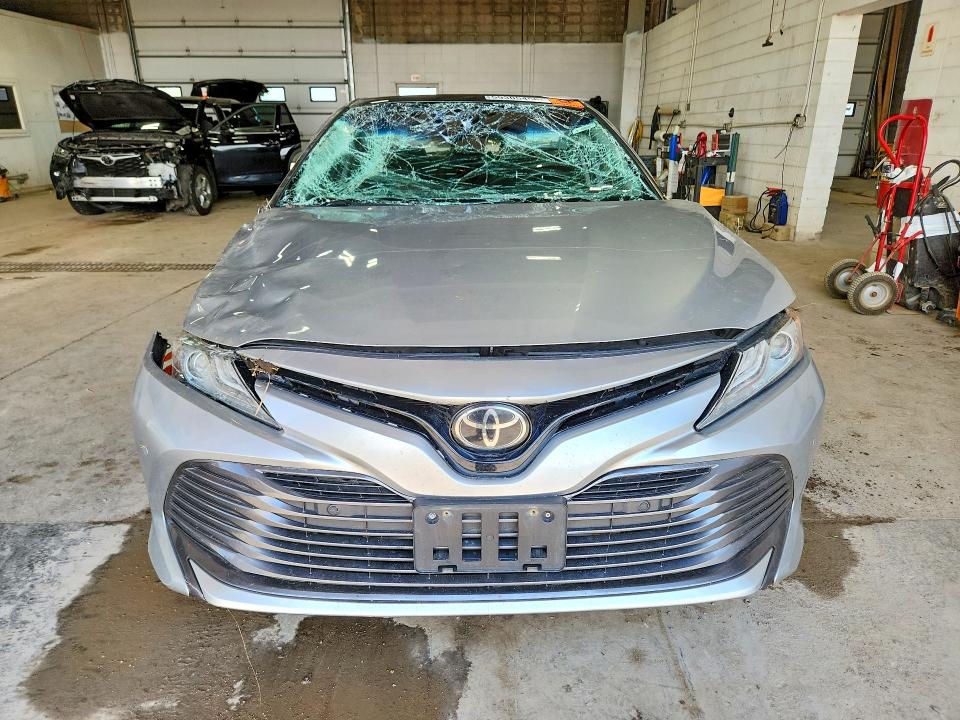 59305456 :رقم المزاد ، 4T1B11HK2JU530428 vin ، 2018 Toyota Camry مزاد بيع
