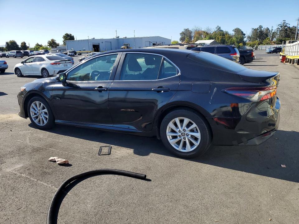 59733996 :رقم المزاد ، 4T1C11AK1MU593331 vin ، 2021 Toyota Camry مزاد بيع
