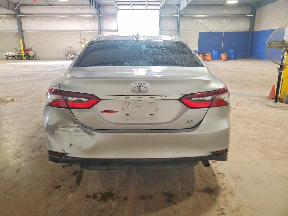 58745196 :رقم المزاد ، 4T1C11AK5MU563135 vin ، 2021 Toyota Camry مزاد بيع