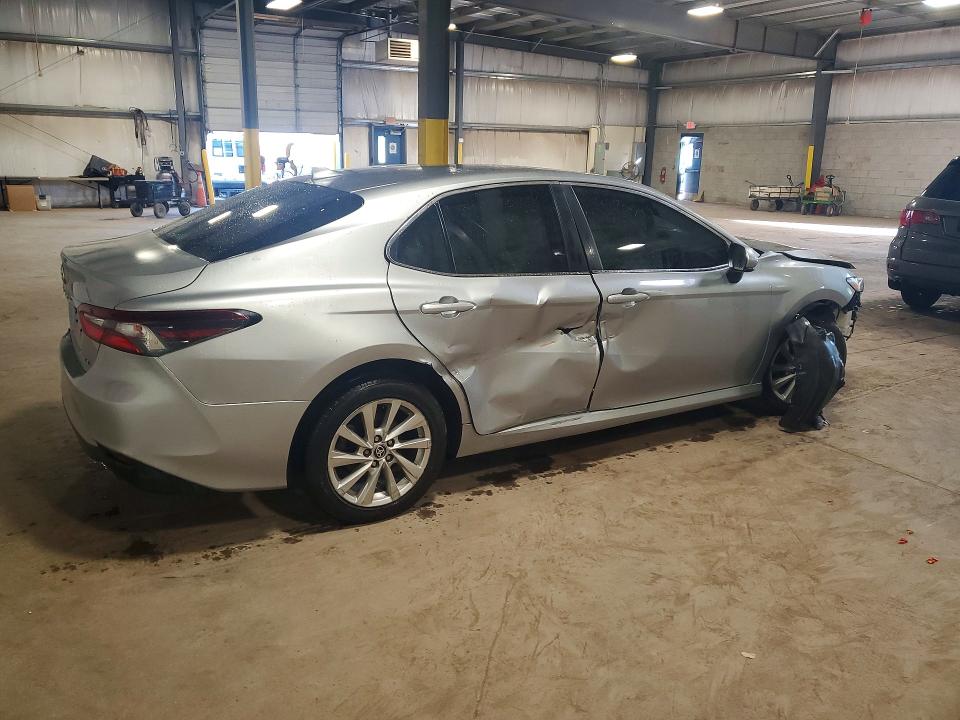 58745196 :رقم المزاد ، 4T1C11AK5MU563135 vin ، 2021 Toyota Camry مزاد بيع