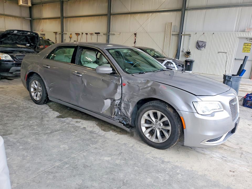 62247426 :رقم المزاد ، 2C3CCAAG8FH735887 vin ، 2015 Chrysler 300 مزاد بيع