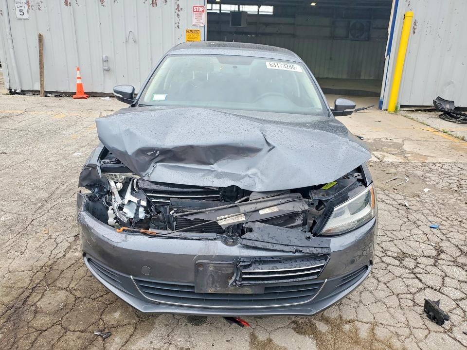 63173286 :رقم المزاد ، 3VWDX7AJ6DM455545 vin ، 2013 Volkswagen Jetta مزاد بيع