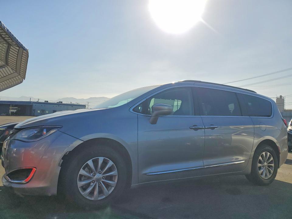 Продажа на аукционе авто 2017 Chrysler Pacifica, vin: 2C4RC1BG3HR657861, номер лота: 63602586