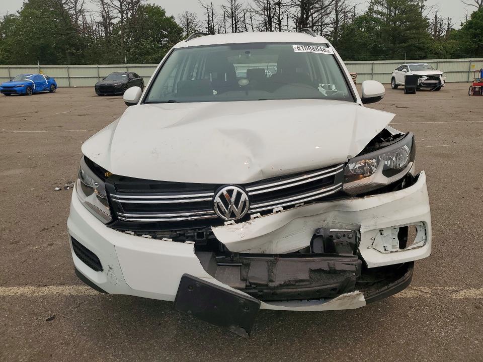 61088646 :رقم المزاد ، WVGBV7AX5HK043727 vin ، 2017 Volkswagen Tiguan مزاد بيع